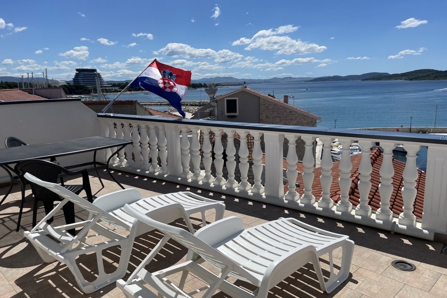 Terasz napozóágyakkal és kilátással a tengerre Horvátországban