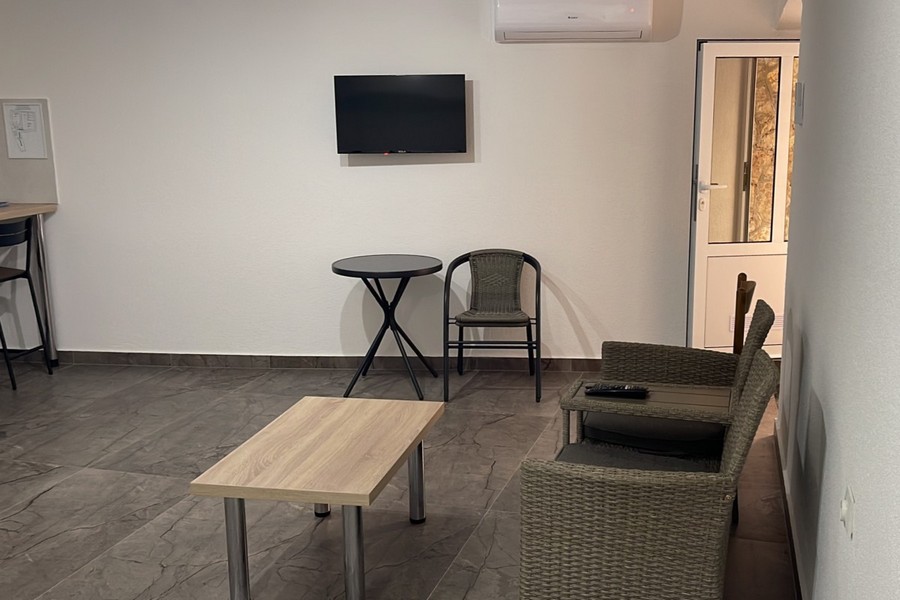 Nappali fotellel és TV-vel a lakásban Horvátországban