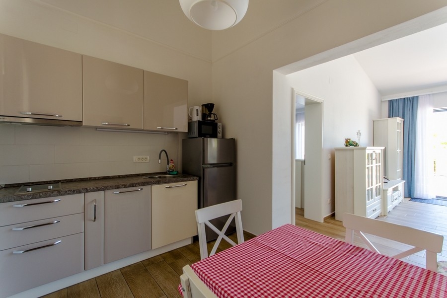 Konyha étkezővel, kilátással a nappalira