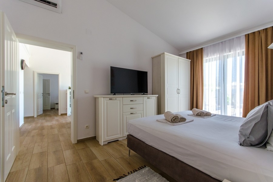 Hálószoba franciaággyal és kijárattal az erkélyre