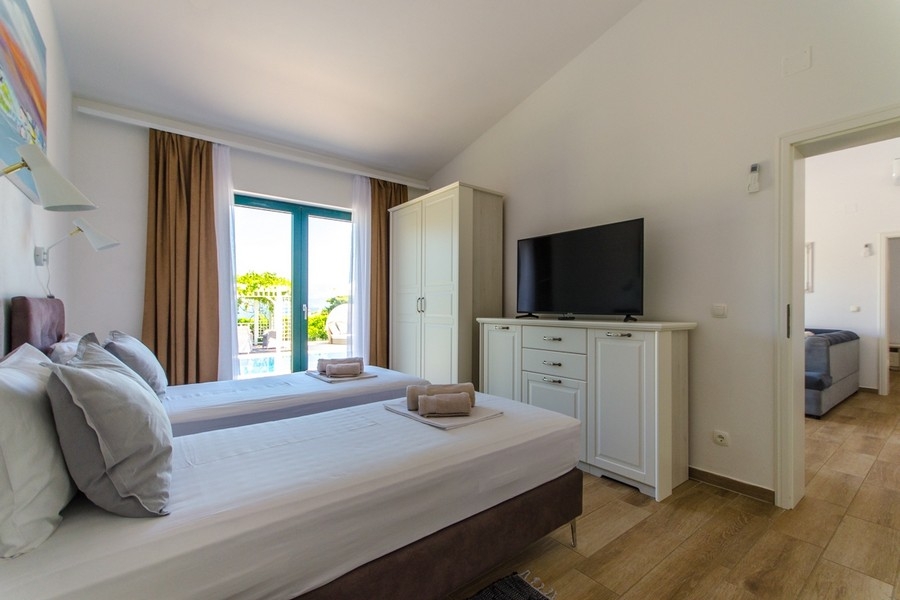 Hálószoba két egyszemélyes ággyal és kilátással a teraszra