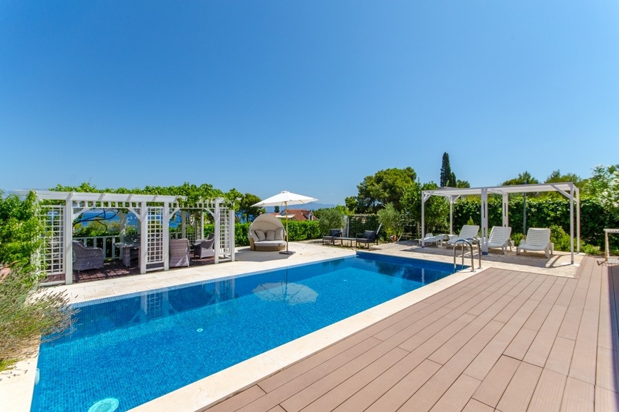 Úszómedence napozóterasszal - H3836 ház a horvátországi Bracon.