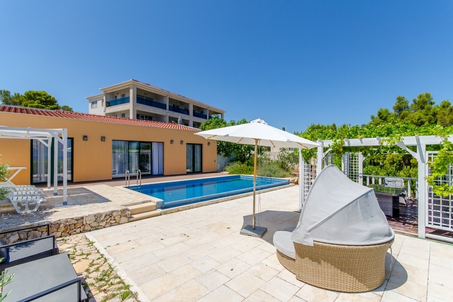 Villa úszómedencével és napozóterasszal Brac városában