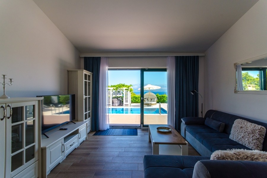 Nappali terasszal és kilátással a medencére