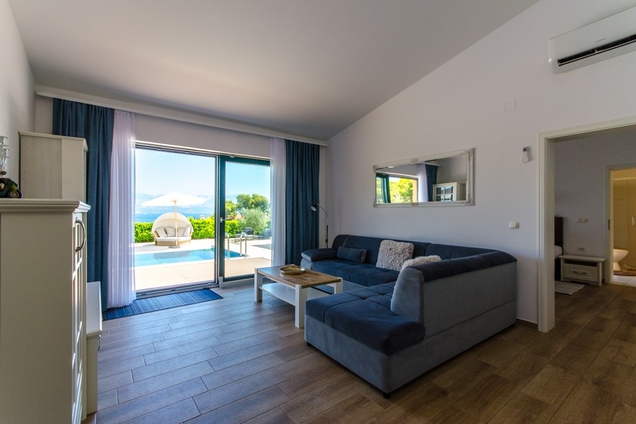 Nappali kanapéval és teraszajtóval a medencéhez