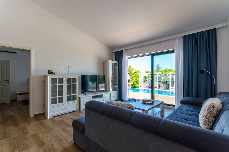 Nappali kilátással a teraszra és a medencére