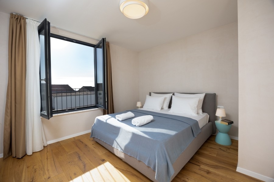 Hálószoba franciaággyal és nyitott ablakkal