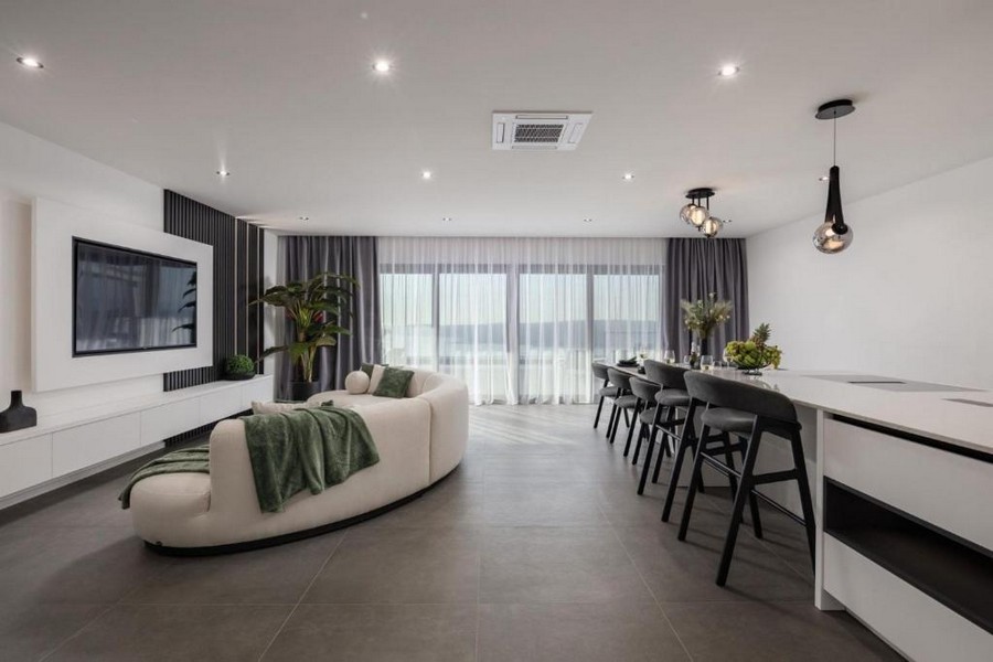 Nyitott nappali konyhával és nagy ablak előtt