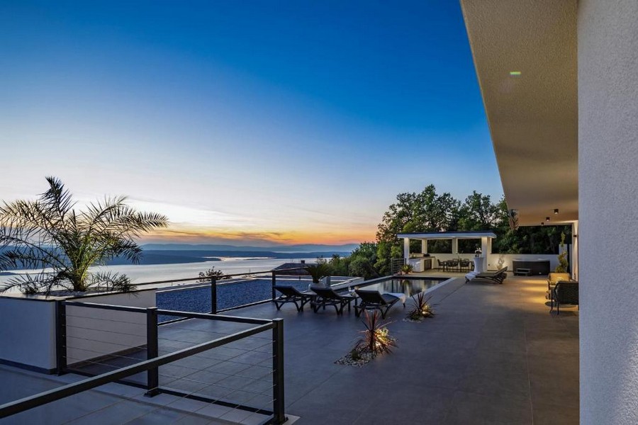 Villa medencére és tengerre néző kilátással Crikvenica Dalmáciában