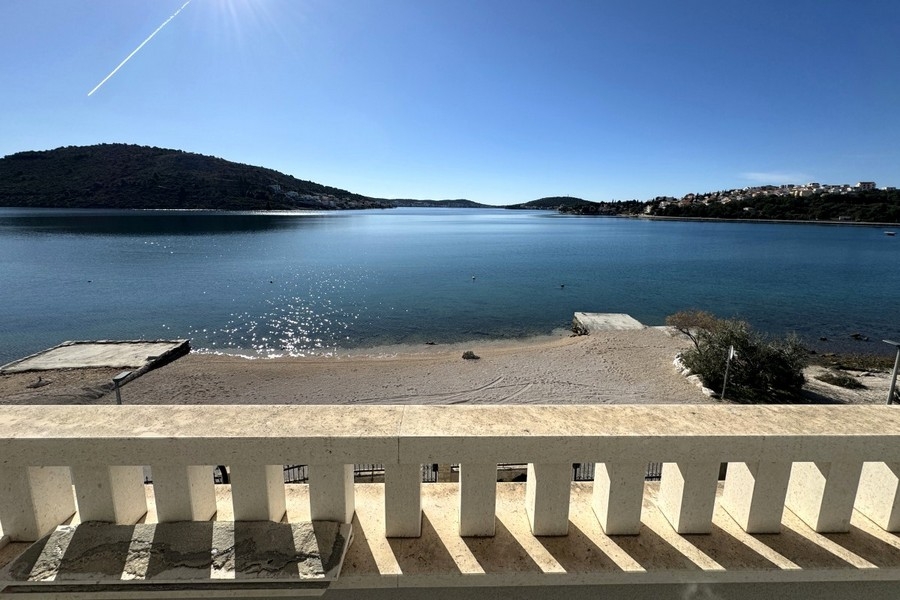 Eladó egy mediterrán tengerparti villa Rogoznicában - Panorama Scouting H3839.