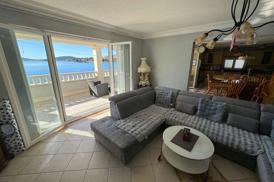 Világos nappali nagy ablakokkal és kilátással a tengerre