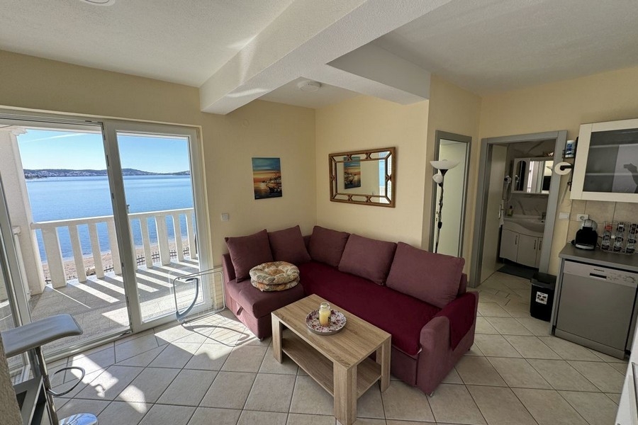 Stúdióapartman kanapéval és tengerre néző erkéllyel