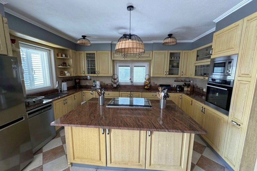 Nyitott konyha étkezővel és hozzáférés a tengerre néző teraszhoz