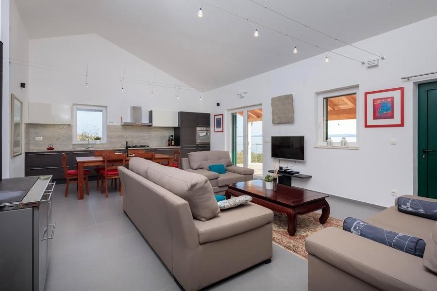 Nappali konyhával és kilátással a tengerre