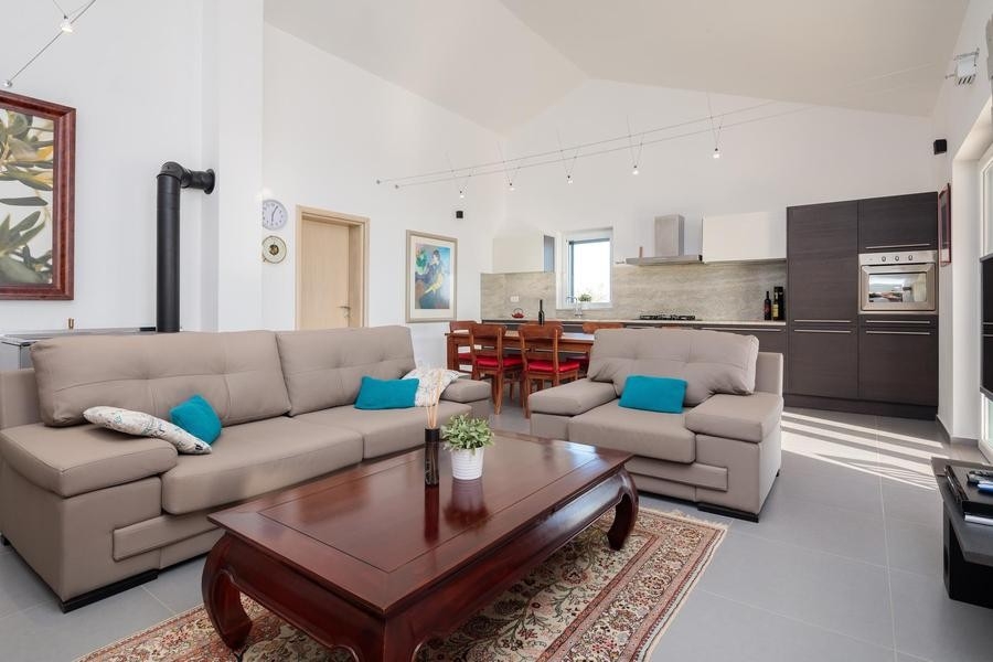 Nappali nyitott konyhával