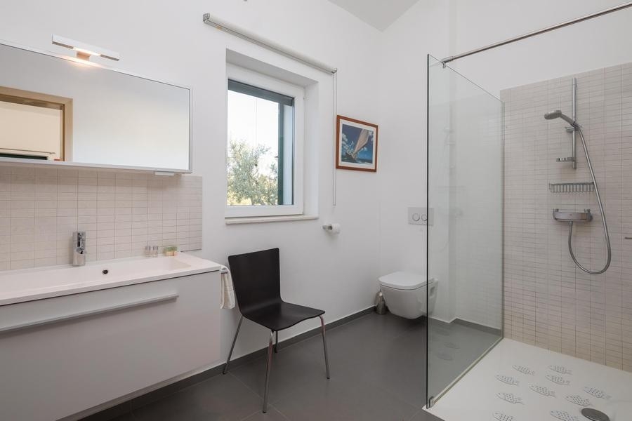 Modern fürdőszoba zuhanyzóval