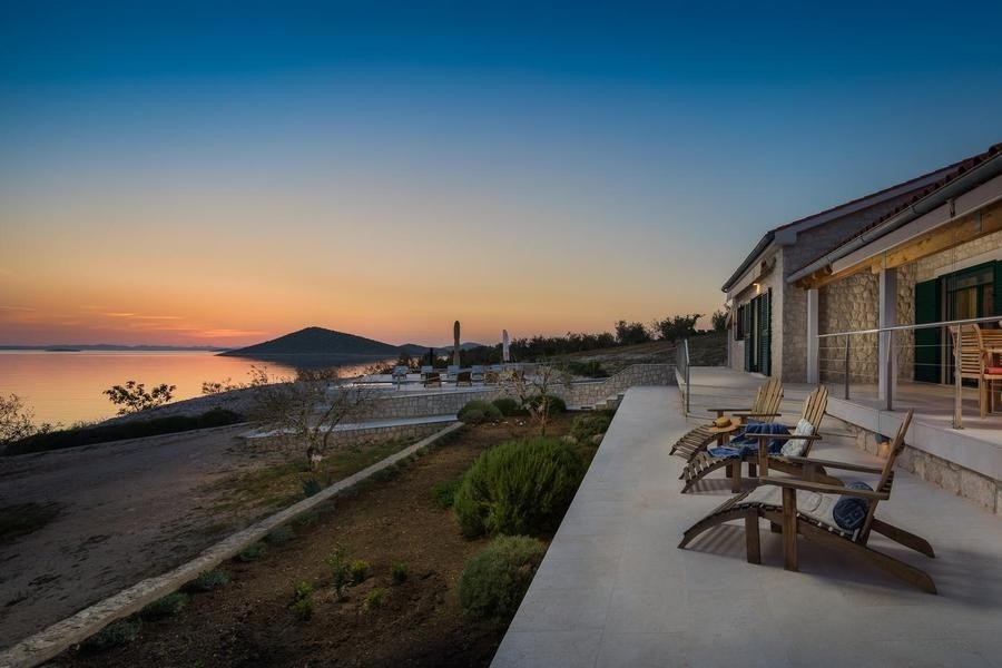 A villa terasza, kilátással a tengerre naplementekor