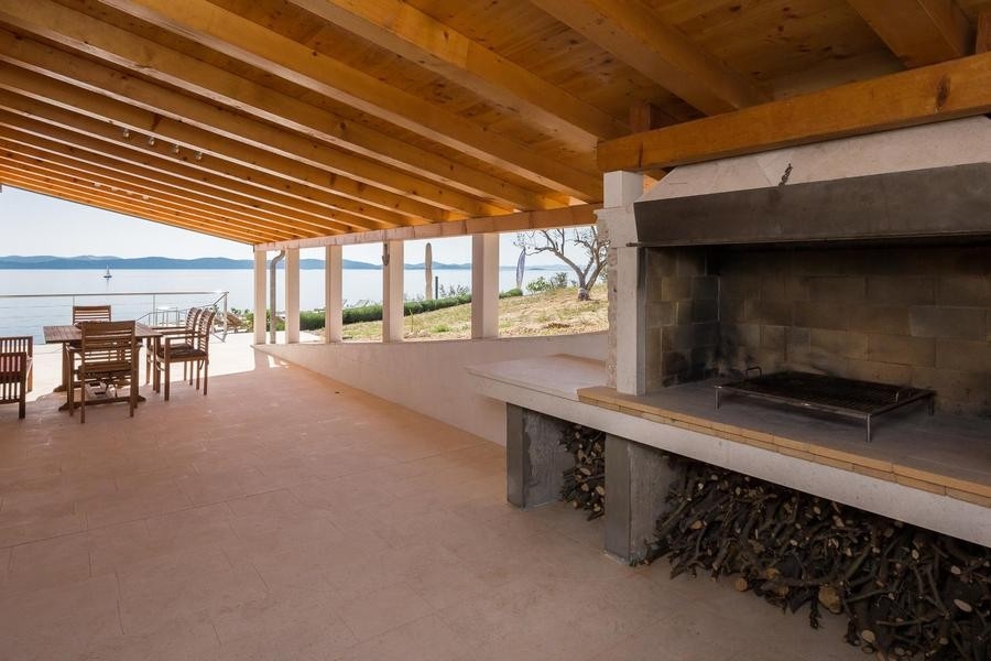 Fedett grillező, kilátással a tengerre