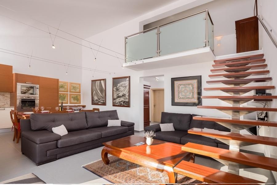 Nyitott nappali konyhával és galériával