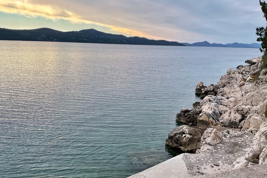 Sziklás part és kristálytiszta tenger az ingatlan előtt