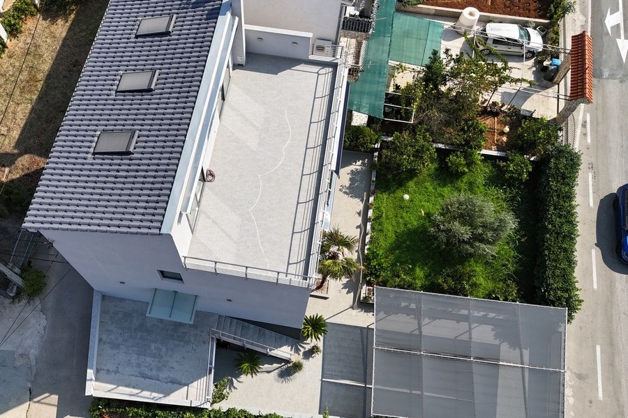 Légi felvétel ház kerttel és parkolóhelyekkel a tenger közelében, Marina-ban