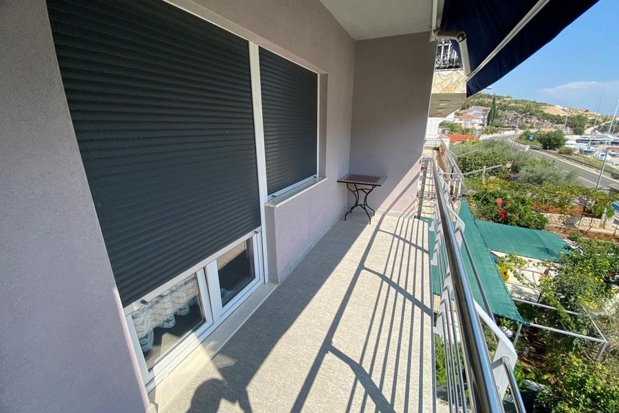 Erkély, kilátással a tengerre és a tengerparti tájra, Marina