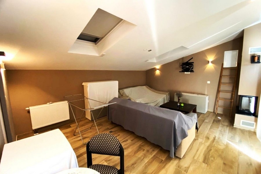 A tetőtérben nappali kandallóval és tetőablakkal