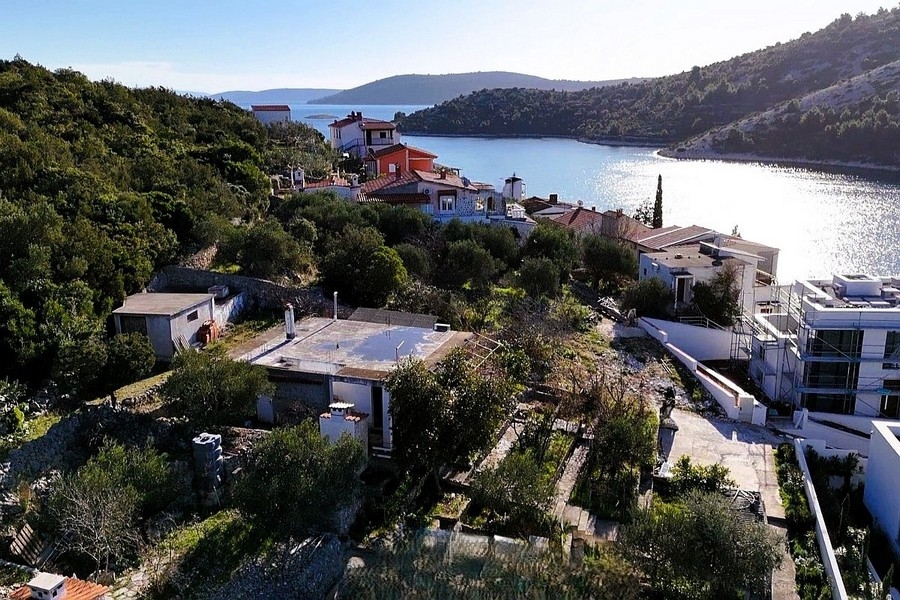 Vásároljon felújítandó bungalót Trogir közelében Dalmáciában.