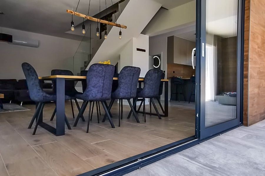 Étkező, hozzáféréssel a teraszhoz és a medence területéhez