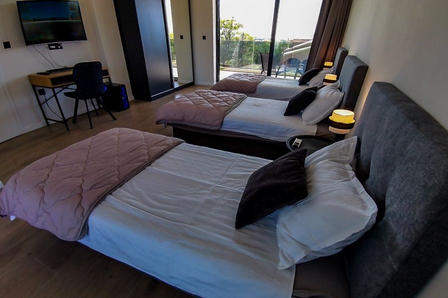 Erkélyes hálószoba modern villában Horvátországban