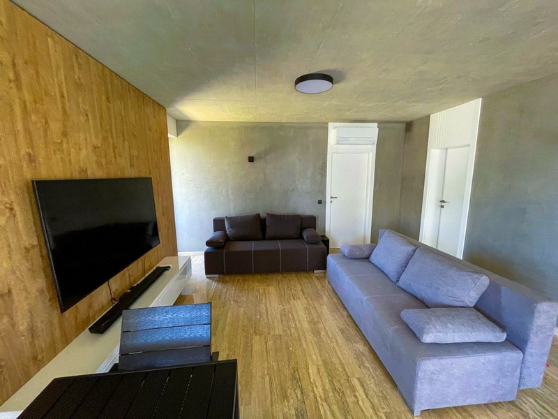 Nappali kanapéval és légkondicionálóval