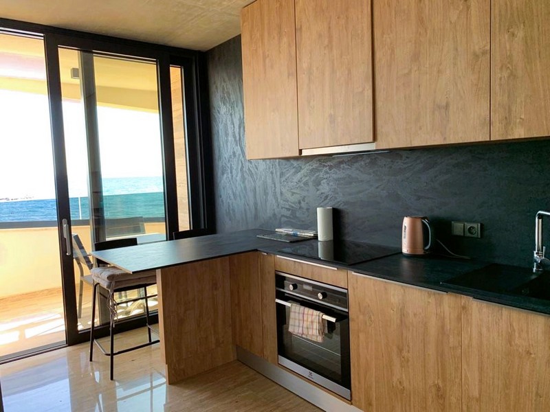 Konyha tengerre néző modern villa Horvátországban