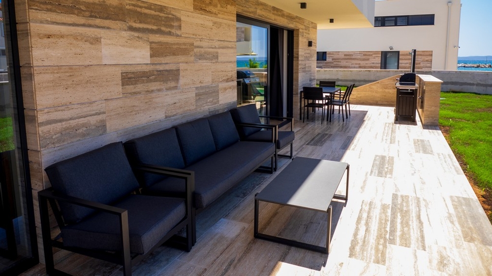 Fedett terasz nappalival és grillezővel