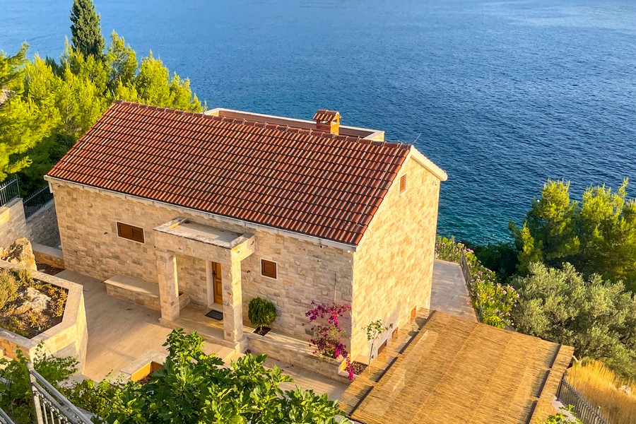 Kőház Korcula szigetén, panorámás kilátással a tengerre