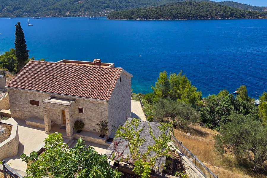 A villa terasza és medenceterülete közvetlen hozzáféréssel a parthoz