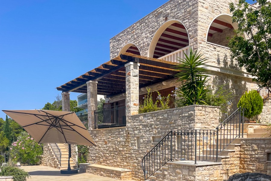 Mediterrán kővilla erkéllyel és terasszal az első sorban a tenger felé