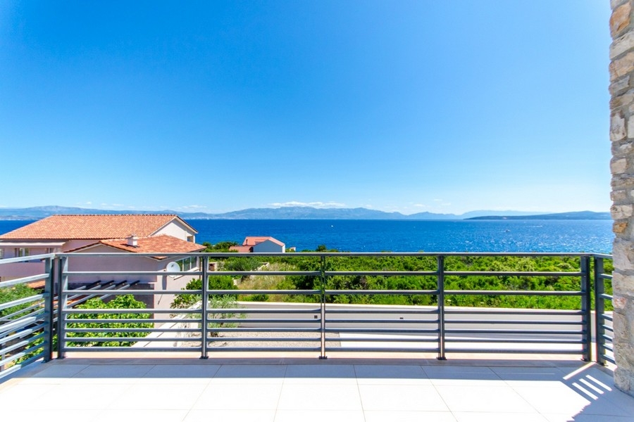 Panorámás kilátás a tengerre egy modern apartman erkélyéről