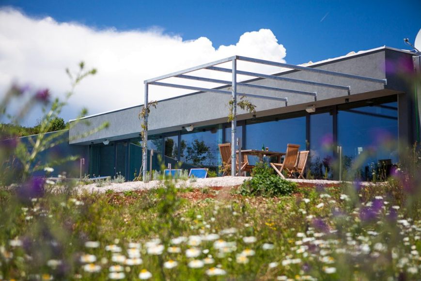 Modern villa eladó a horvátországi Krk szigeten.