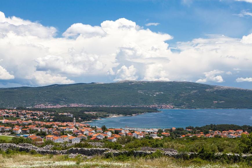 Gyönyörű kilátás nyílik a tengerre a kertből és a nappaliból.