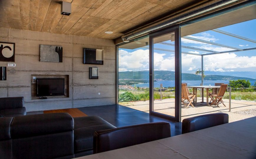 Belső nagyon jó minőségű és stílusos berendezéssel.