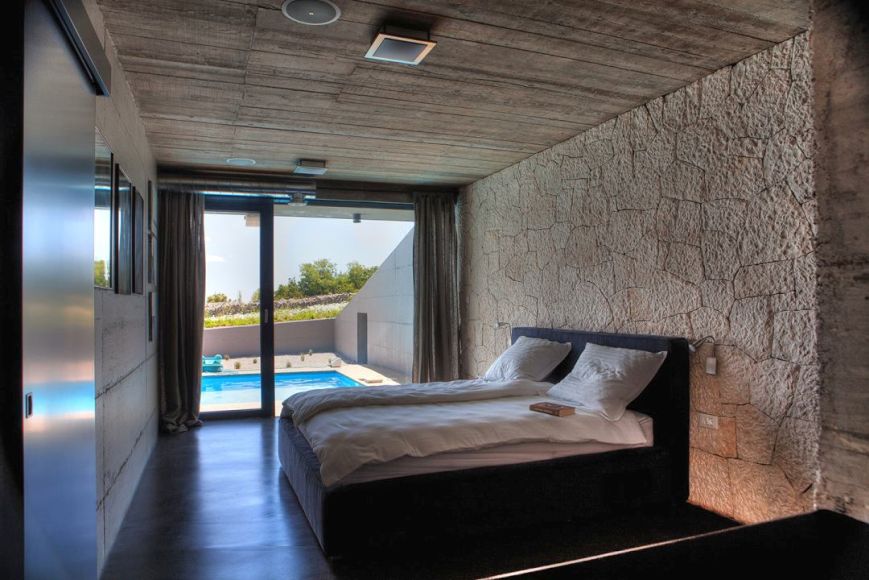 H385 ingatlan hálószoba Horvátországban, Krk szigetén.