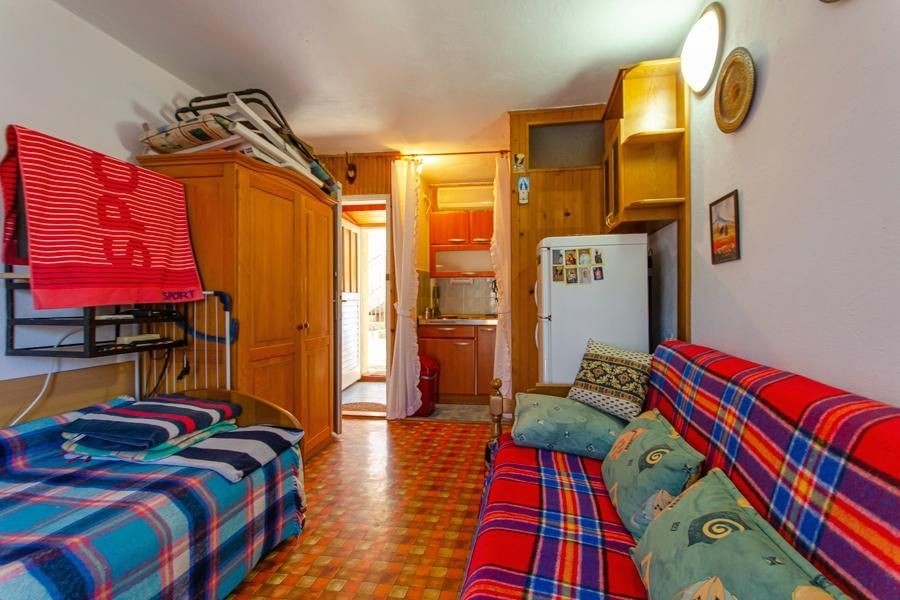 Nappali kanapéval és kis konyhával