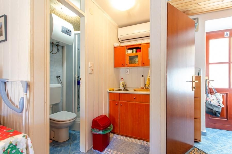 Bejárati rész konyhával és fürdőszobával