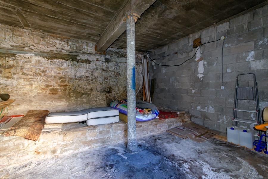 Taverna a földszinten természetes kőfalakkal - felújításra