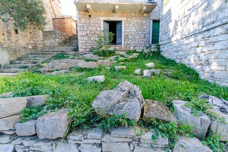 Az épület előtti kert a kínálat részét képezi.