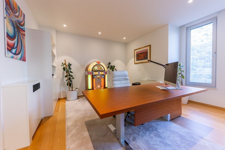 Dolgozószoba íróasztallal és modern felszereléssel