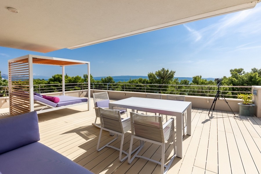 Tengerre néző villa közvetlenül a tenger mellett eladó Splitben, Horvátországban.