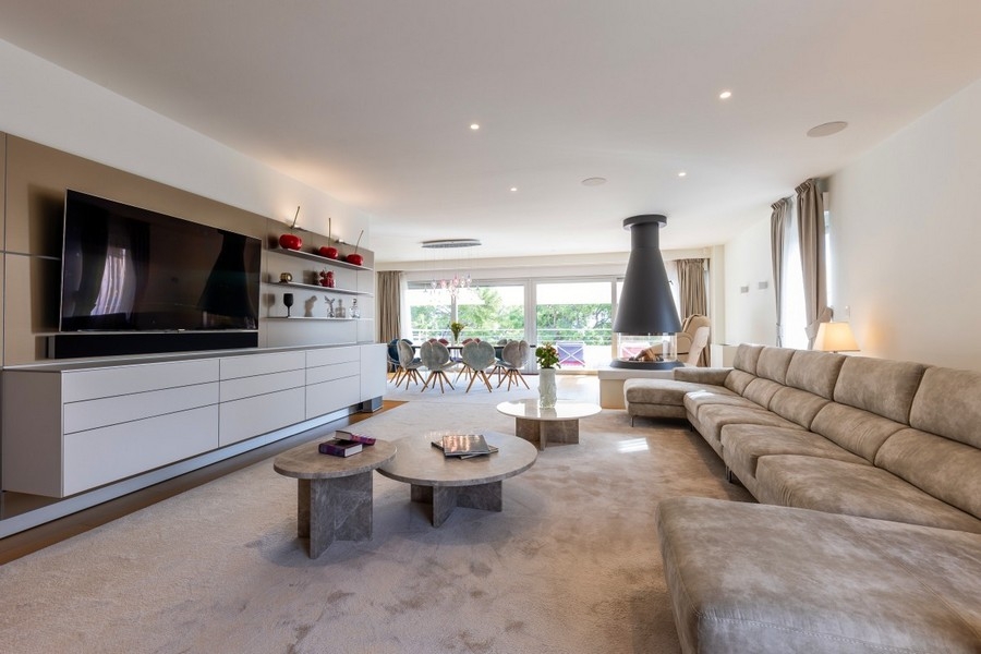 Tágas nappali modern bútorokkal és kandallóval