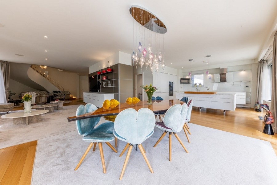 Nyitott étkező dizájner világítással és modern konyhával