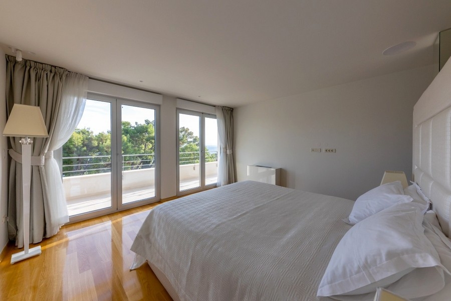 Erkélyes hálószoba, kilátással a növényzetre